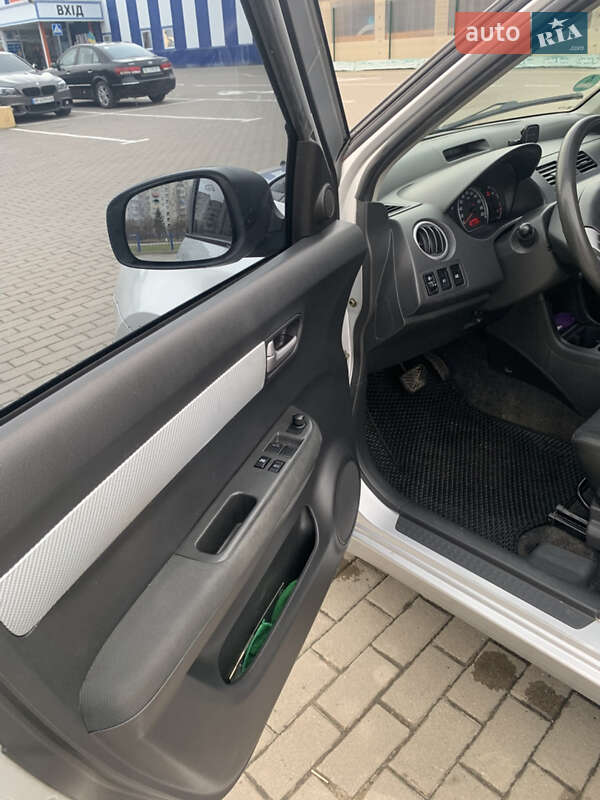 Хэтчбек Suzuki Swift 2005 в Дрогобыче