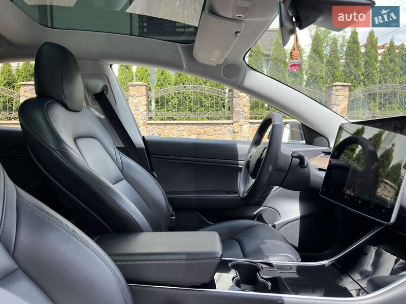 Седан Tesla Model 3 2019 в Ровно