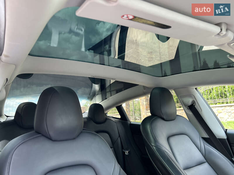 Седан Tesla Model 3 2019 в Ровно