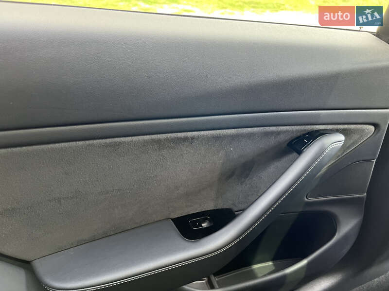 Седан Tesla Model 3 2019 в Ровно