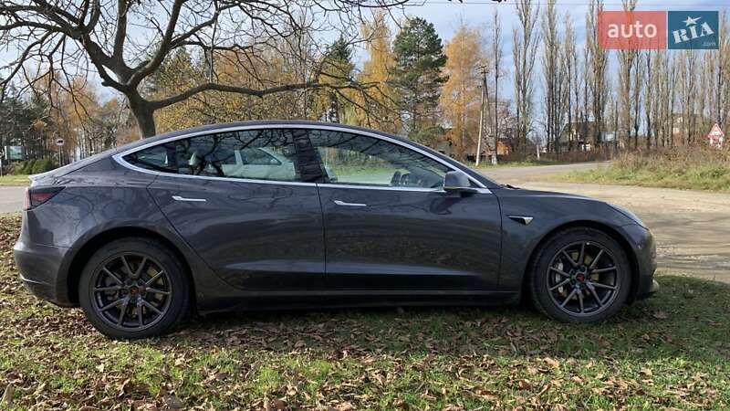 Седан Tesla Model 3 2019 в Чернівцях
