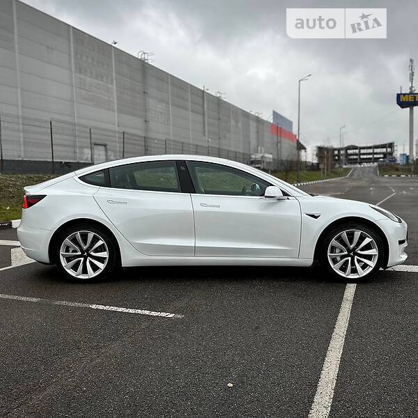 Седан Tesla Model 3 2020 в Ровно