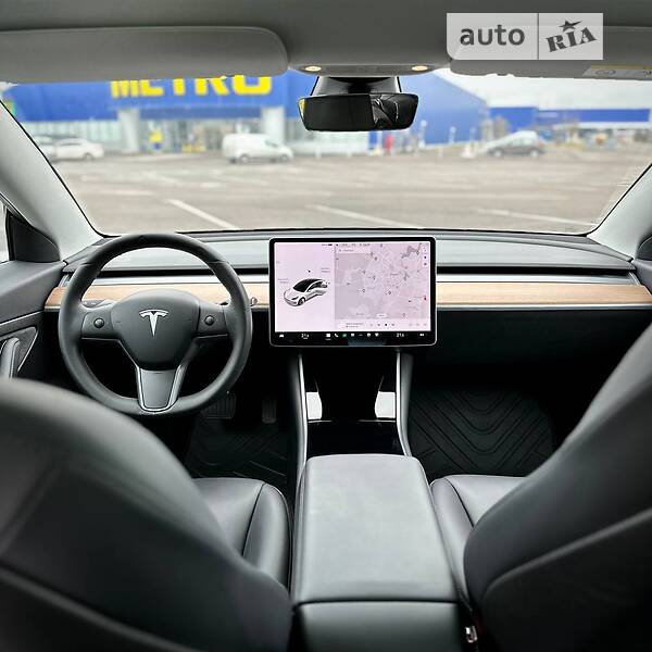 Седан Tesla Model 3 2020 в Ровно