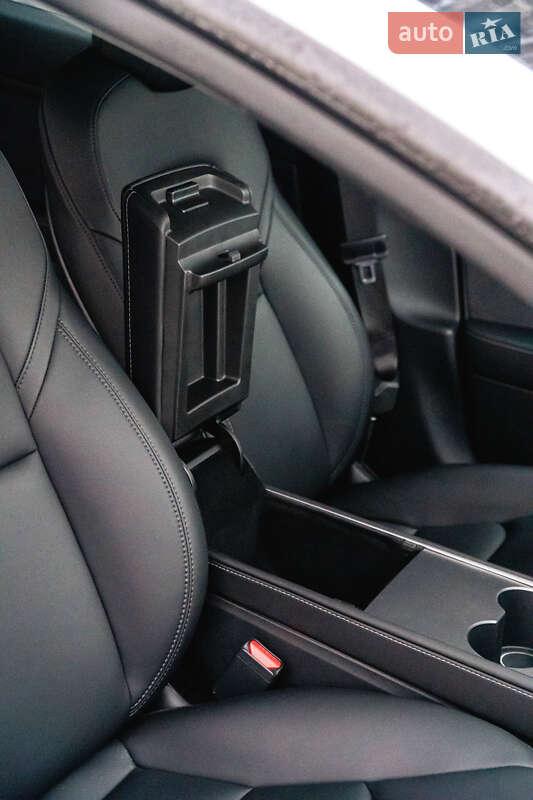 Седан Tesla Model 3 2021 в Ужгороді