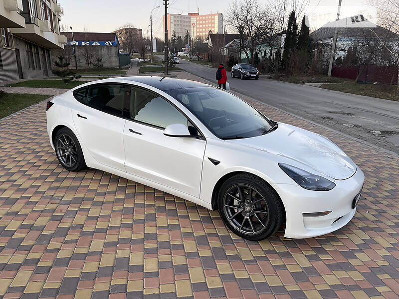 Седан Tesla Model 3 2021 в Львове