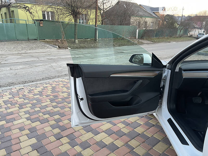 Седан Tesla Model 3 2021 в Львове