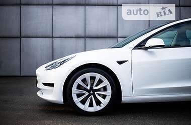 Седан Tesla Model 3 2021 в 