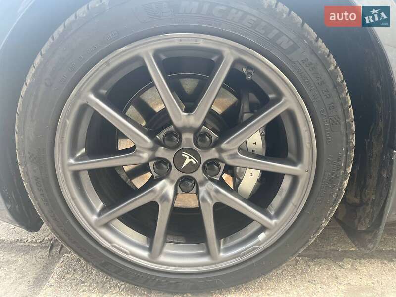 Седан Tesla Model 3 2018 в Києві