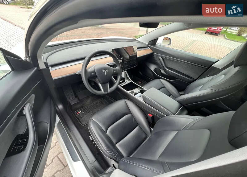 Седан Tesla Model 3 2018 в Києві