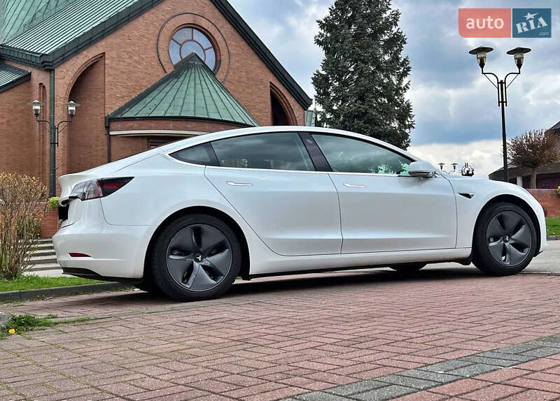Седан Tesla Model 3 2018 в Києві