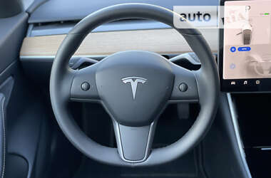 Седан Tesla Model 3 2020 в 