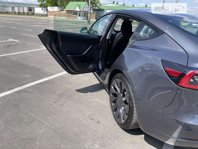 Седан Tesla Model 3 2021 в Умани