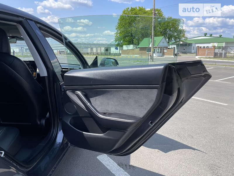 Седан Tesla Model 3 2021 в Умани