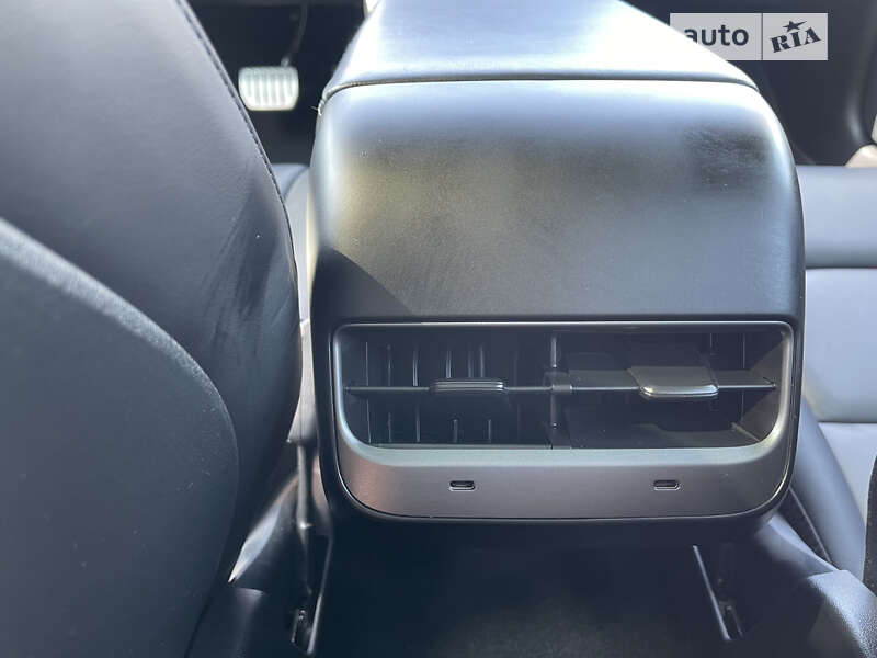 Седан Tesla Model 3 2021 в Умани