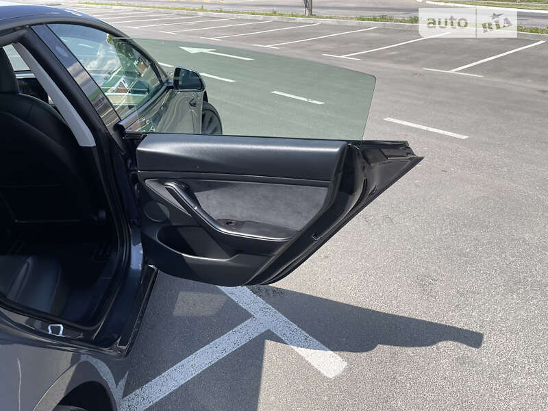 Седан Tesla Model 3 2021 в Умани