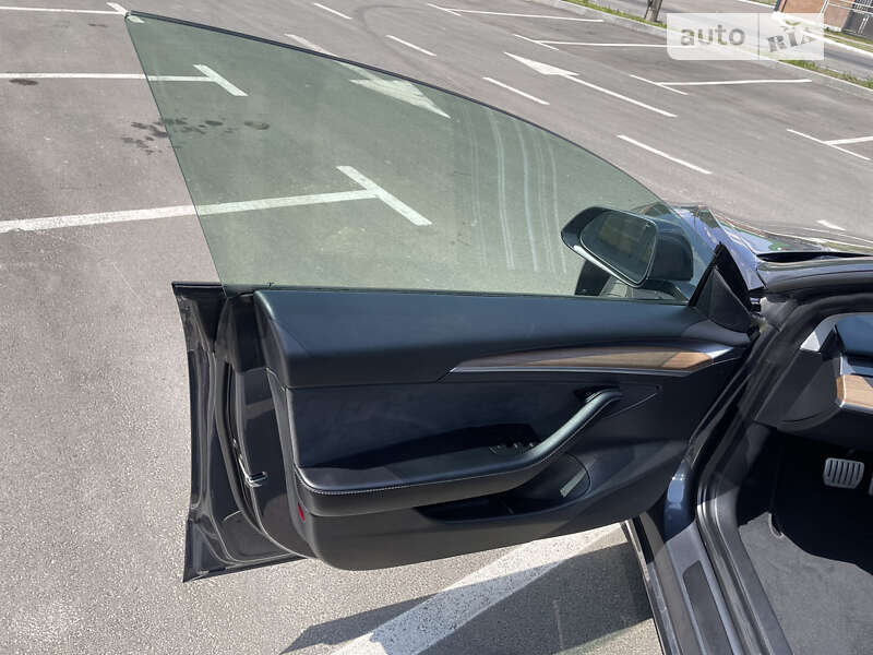 Седан Tesla Model 3 2021 в Умани