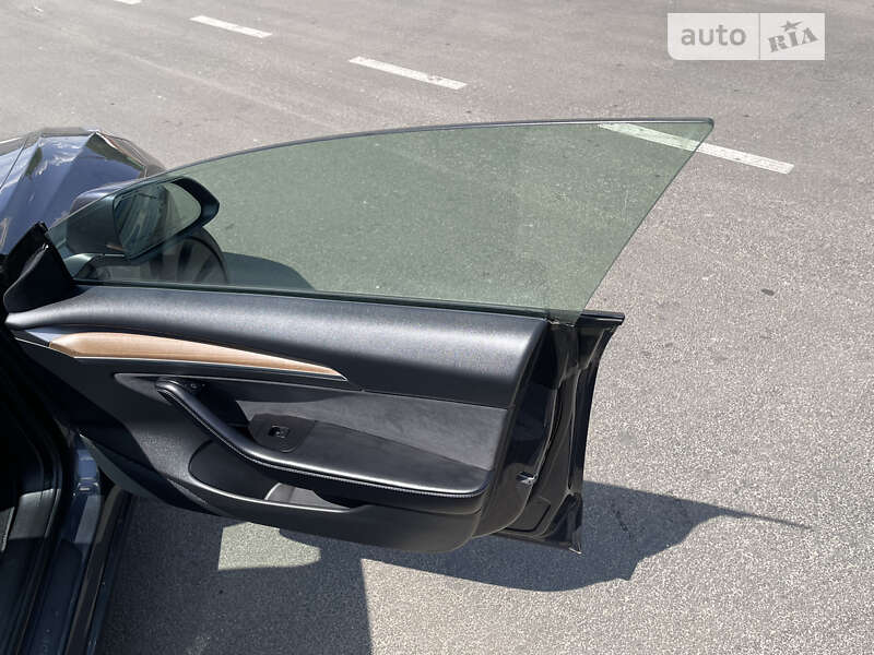 Седан Tesla Model 3 2021 в Умани