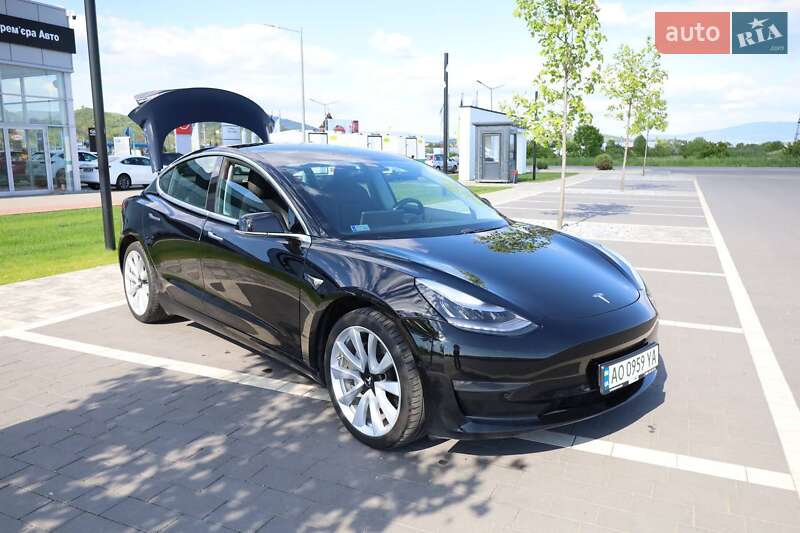 Седан Tesla Model 3 2019 в Мукачево