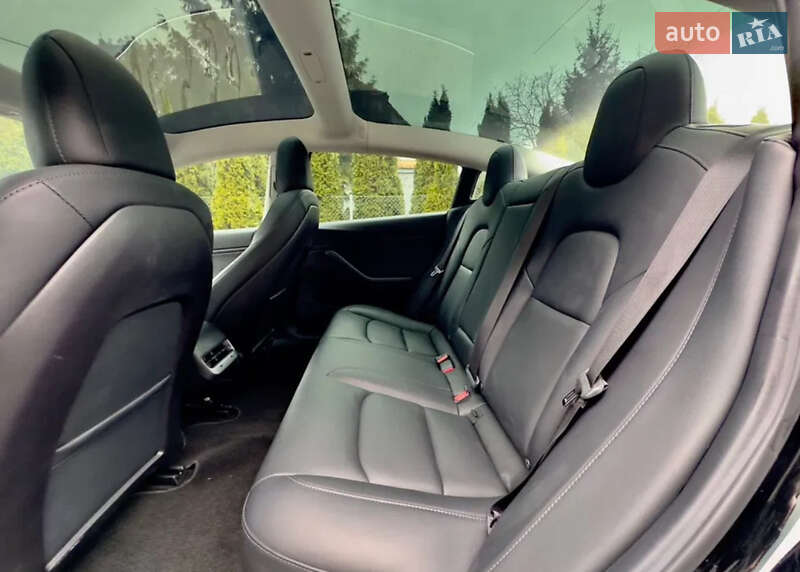 Седан Tesla Model 3 2019 в Львові
