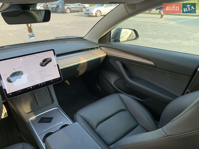 Седан Tesla Model 3 2021 в Львове