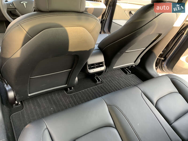 Седан Tesla Model 3 2021 в Львове
