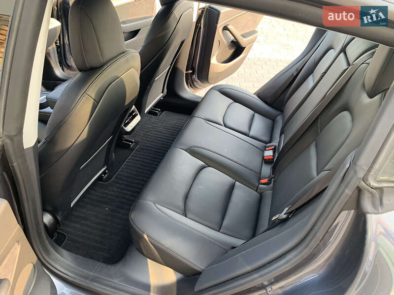 Седан Tesla Model 3 2021 в Львове
