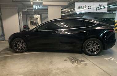 Седан Tesla Model 3 2020 в 