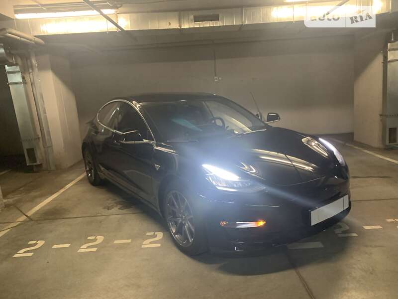 Седан Tesla Model 3 2020 в 