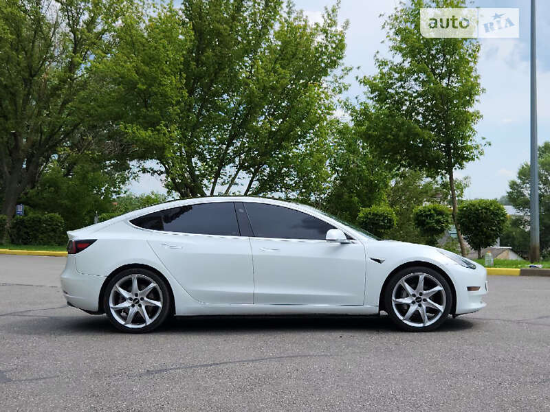 Седан Tesla Model 3 2019 в Києві