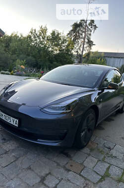 Седан Tesla Model 3 2022 в 