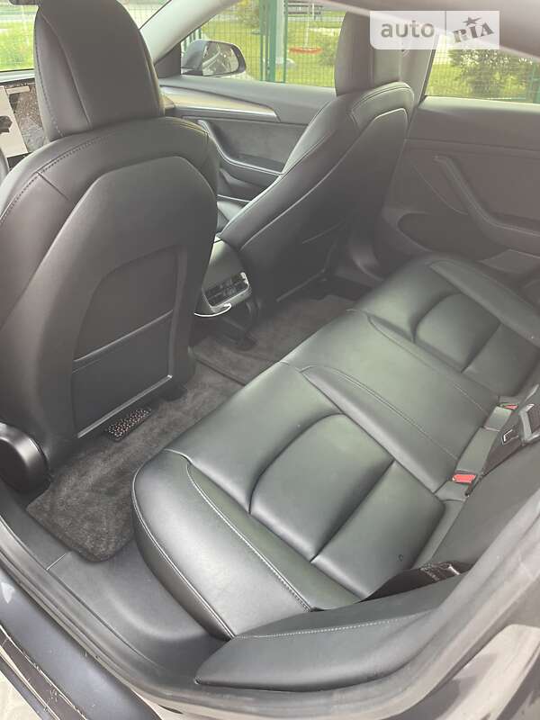 Седан Tesla Model 3 2021 в Львові