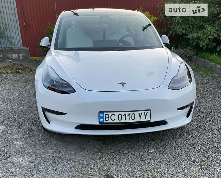 Седан Tesla Model 3 2021 в Воловцю