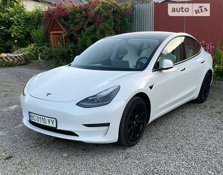 Седан Tesla Model 3 2021 в Воловцю