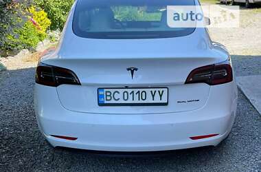 Седан Tesla Model 3 2021 в Воловцю