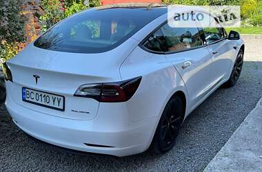 Седан Tesla Model 3 2021 в Воловцю