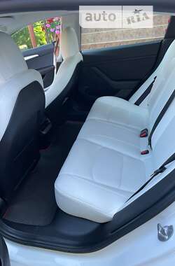 Седан Tesla Model 3 2021 в Воловцю