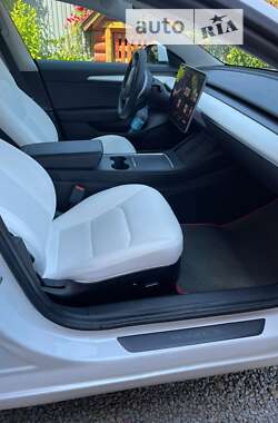 Седан Tesla Model 3 2021 в Воловцю