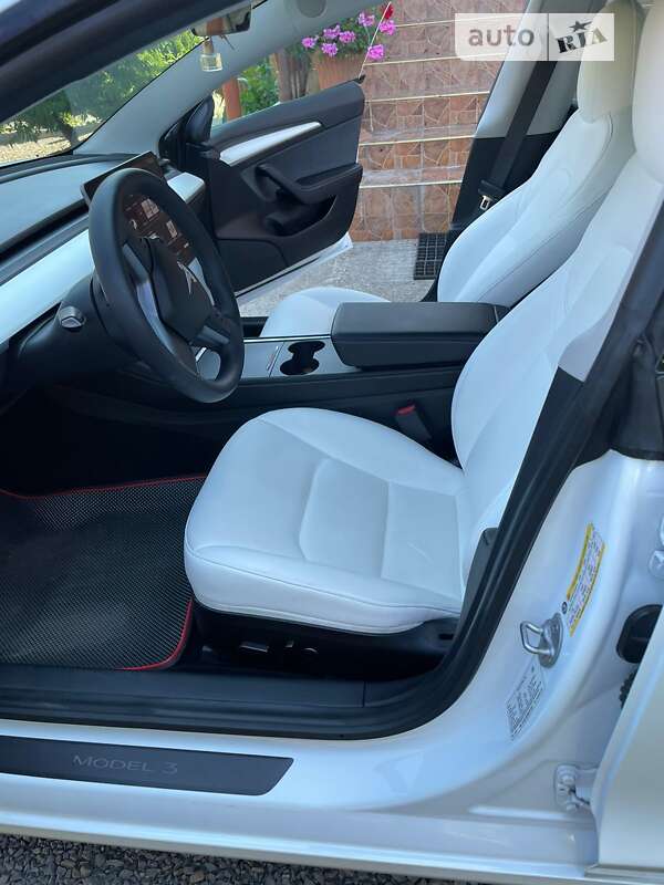 Седан Tesla Model 3 2021 в Воловцю