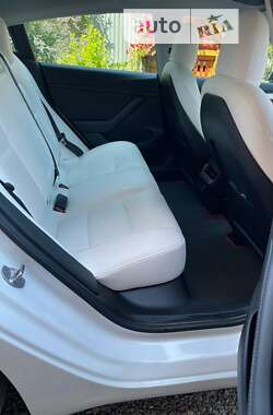 Седан Tesla Model 3 2021 в Воловце