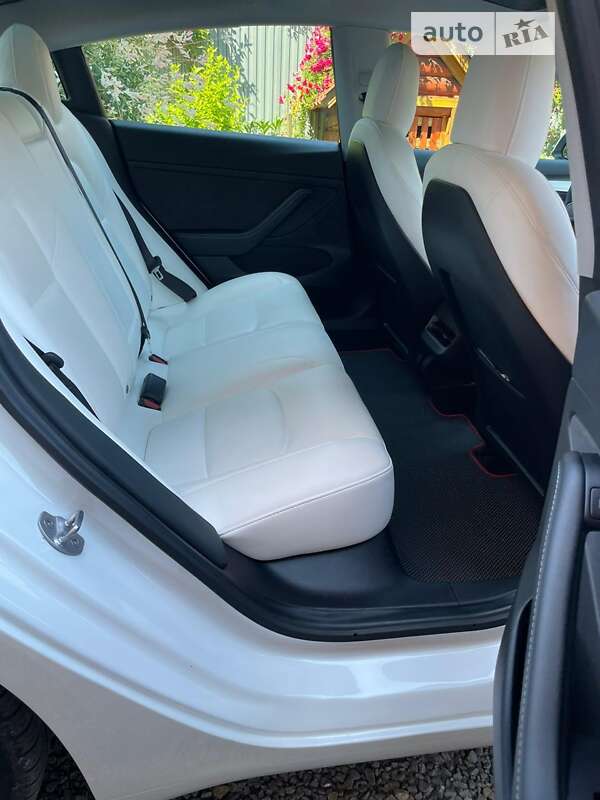 Седан Tesla Model 3 2021 в Воловцю