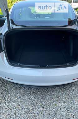Седан Tesla Model 3 2021 в Воловцю