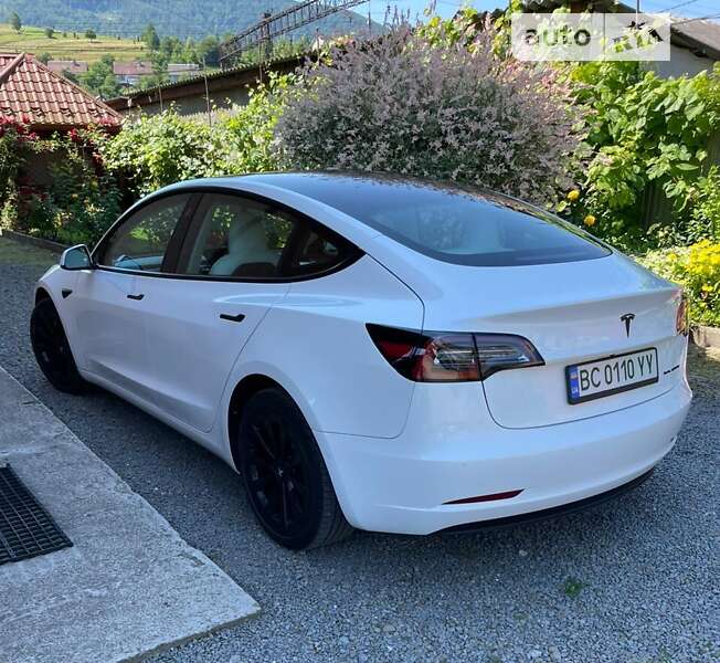 Седан Tesla Model 3 2021 в Воловцю