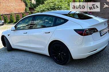 Седан Tesla Model 3 2021 в Воловцю