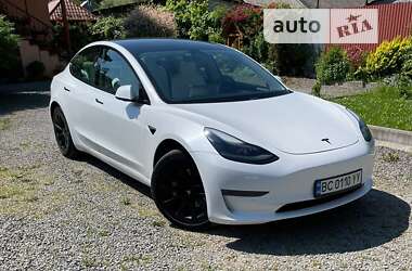 Седан Tesla Model 3 2021 в Воловцю