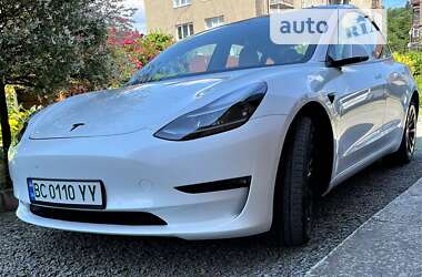 Седан Tesla Model 3 2021 в Воловце