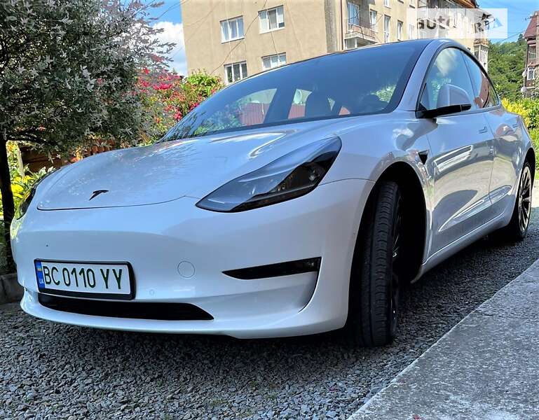Седан Tesla Model 3 2021 в Воловцю