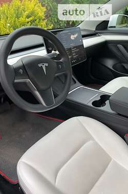 Седан Tesla Model 3 2021 в Воловцю