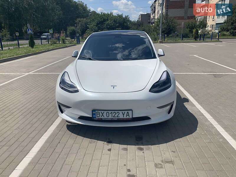 Седан Tesla Model 3 2022 в Староконстантинове