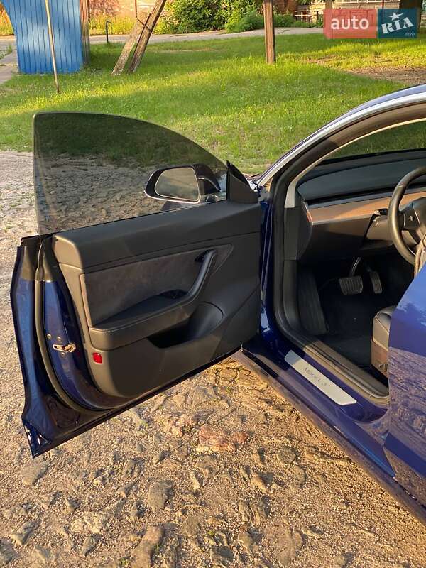 Седан Tesla Model 3 2018 в Сумах