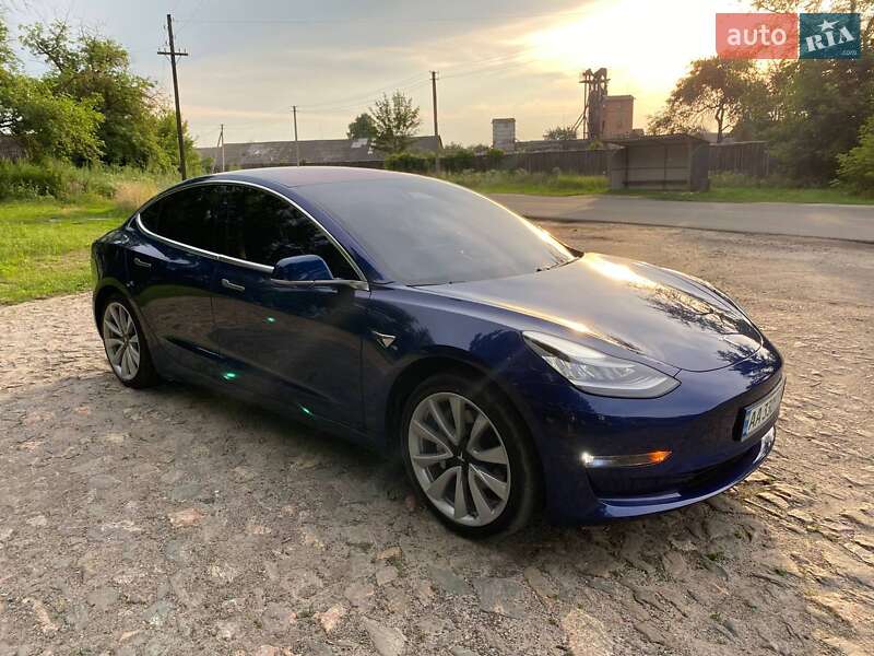 Седан Tesla Model 3 2018 в Сумах
